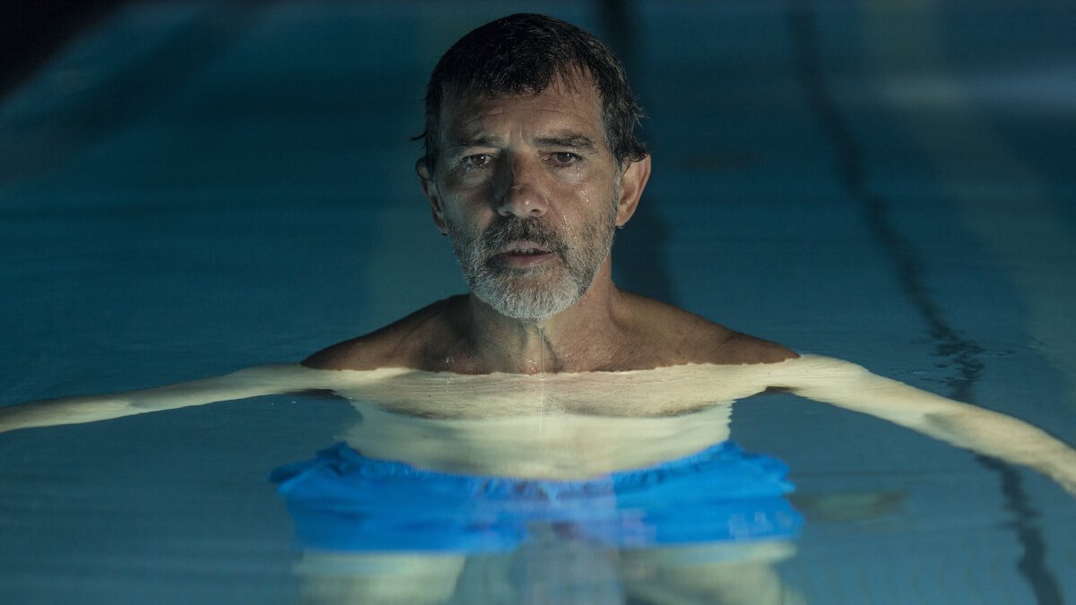 Antonio Banderas dans une piscine dans le film "Douleur et gloire" de Pedro Almodovar