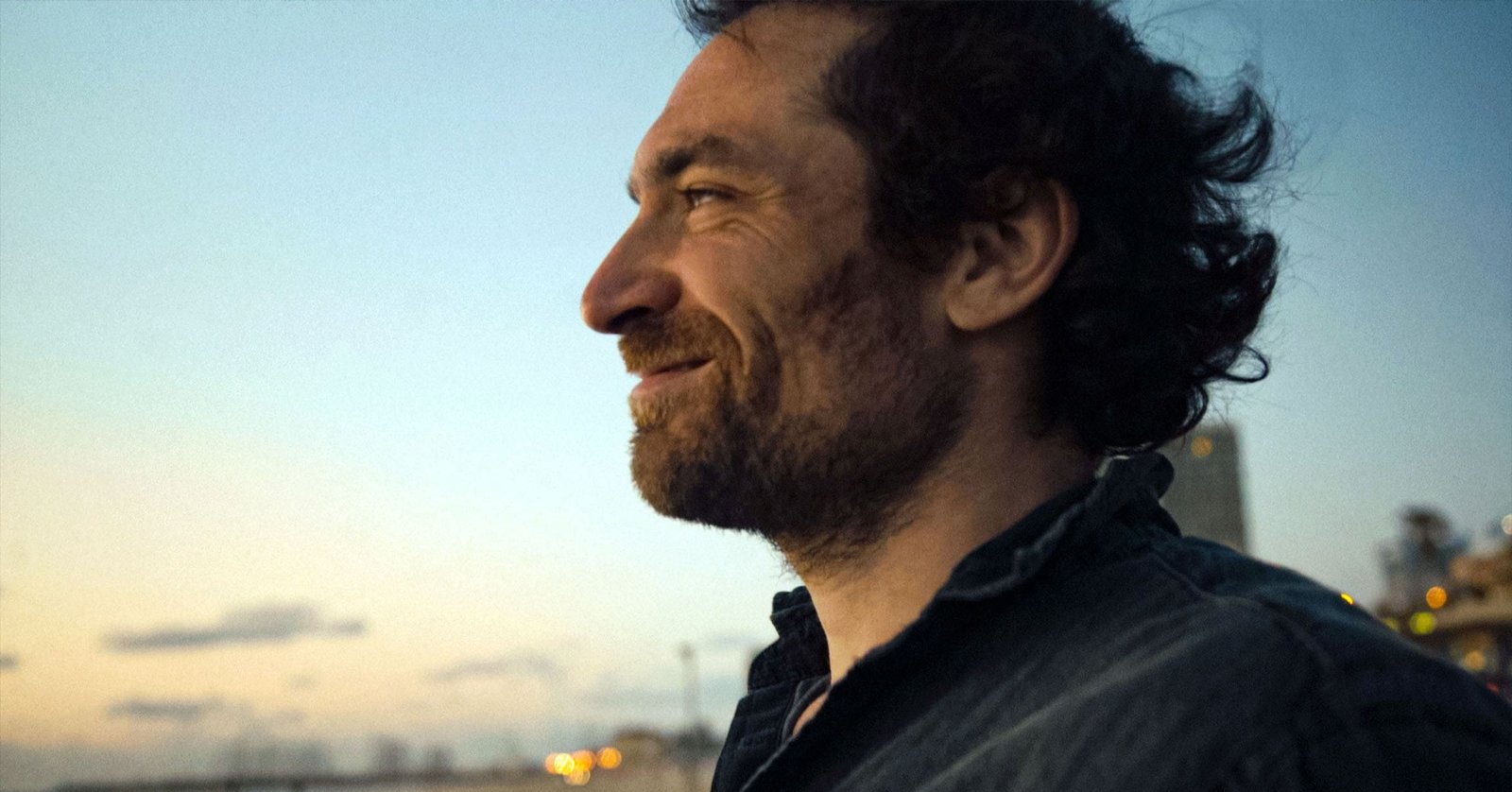 Arieh Worthalter sourire aux lèvres dans le film "A cœur battant" (2020) de Keren Ben Rafael.