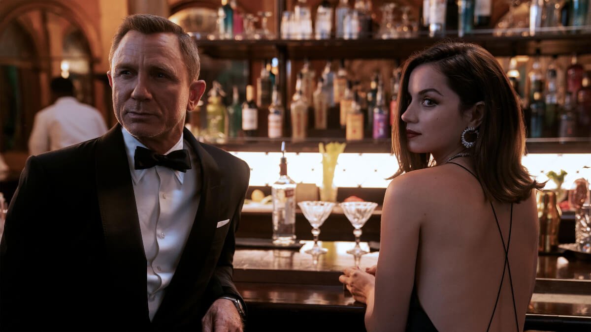 Daniel Craig et Ana de Armas dans une scéne au bar dans le film "Mourir peut attendre" (2021) de Cary Joji Fukunaga.