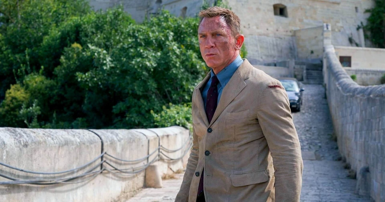 Daniel Craig dans une scène d'action dans le film "Mourir peut attendre" (2021) de Cary Joji Fukunaga.