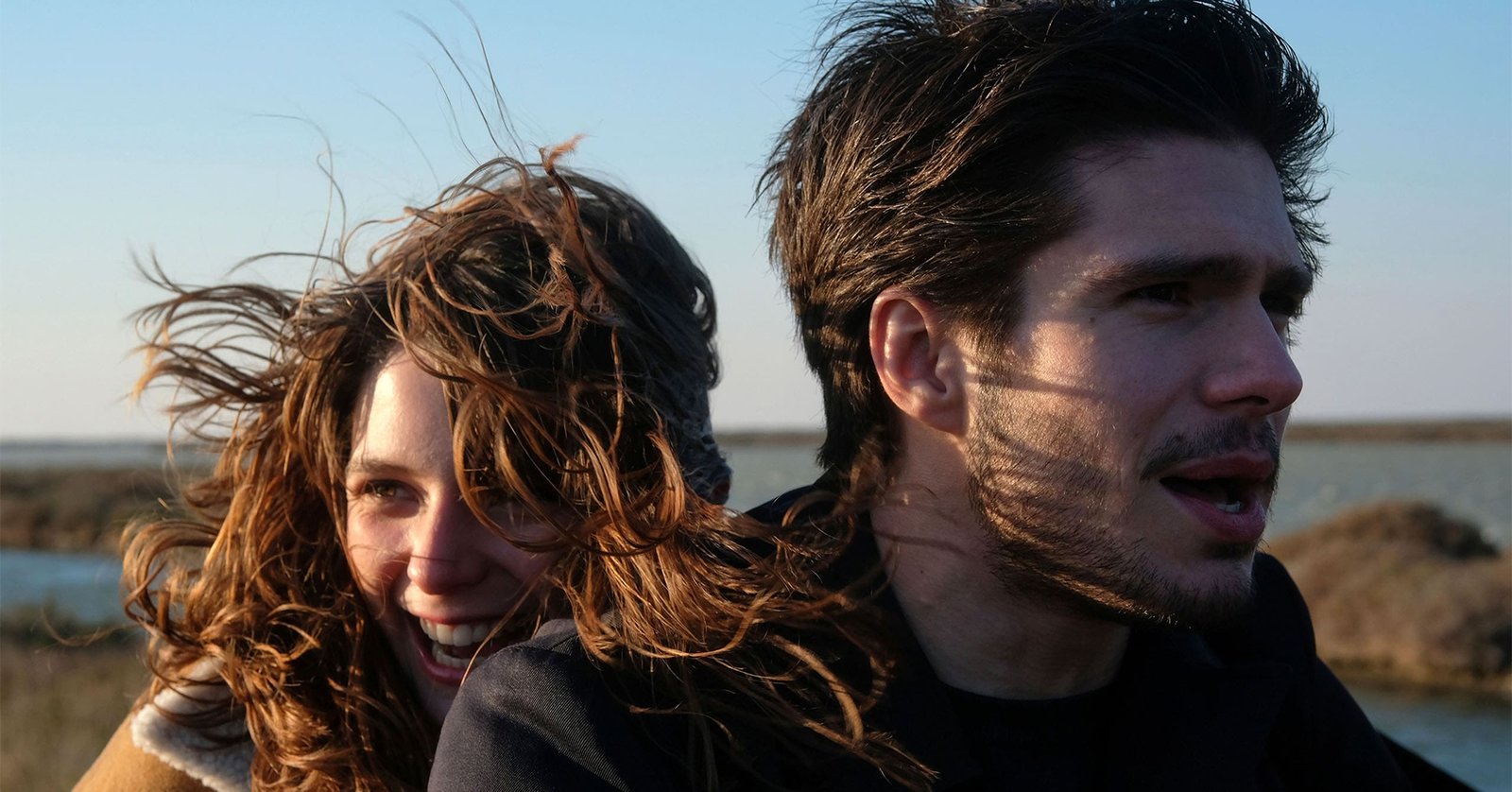 Francois Civil et Joséphine Japy lors de la scène émouvante à velo dans "Mon Inconnue" de Hugo Gélin.