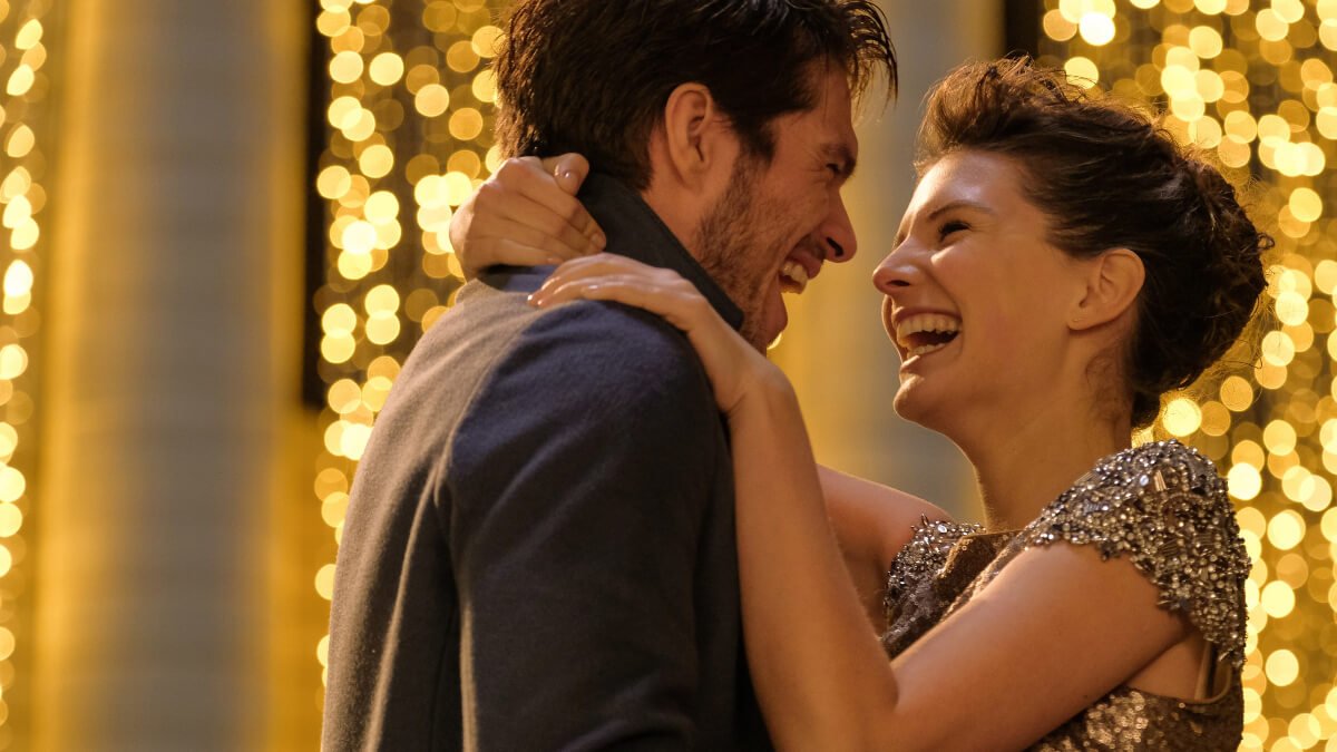 Francois Civil et Joséphine Japy dans une scène d'amour heureuse dans le film "Mon Inconnue" de Hugo Gélin.