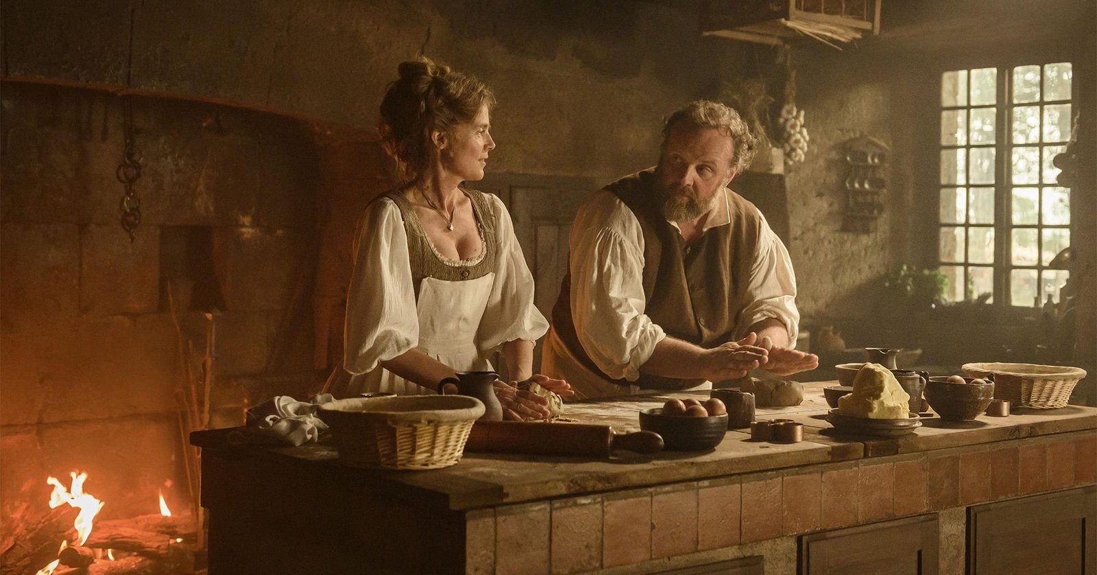 isabelle carré et grégory gadebois en train de faire à manger dans le film Delicieux de Éric Besnard