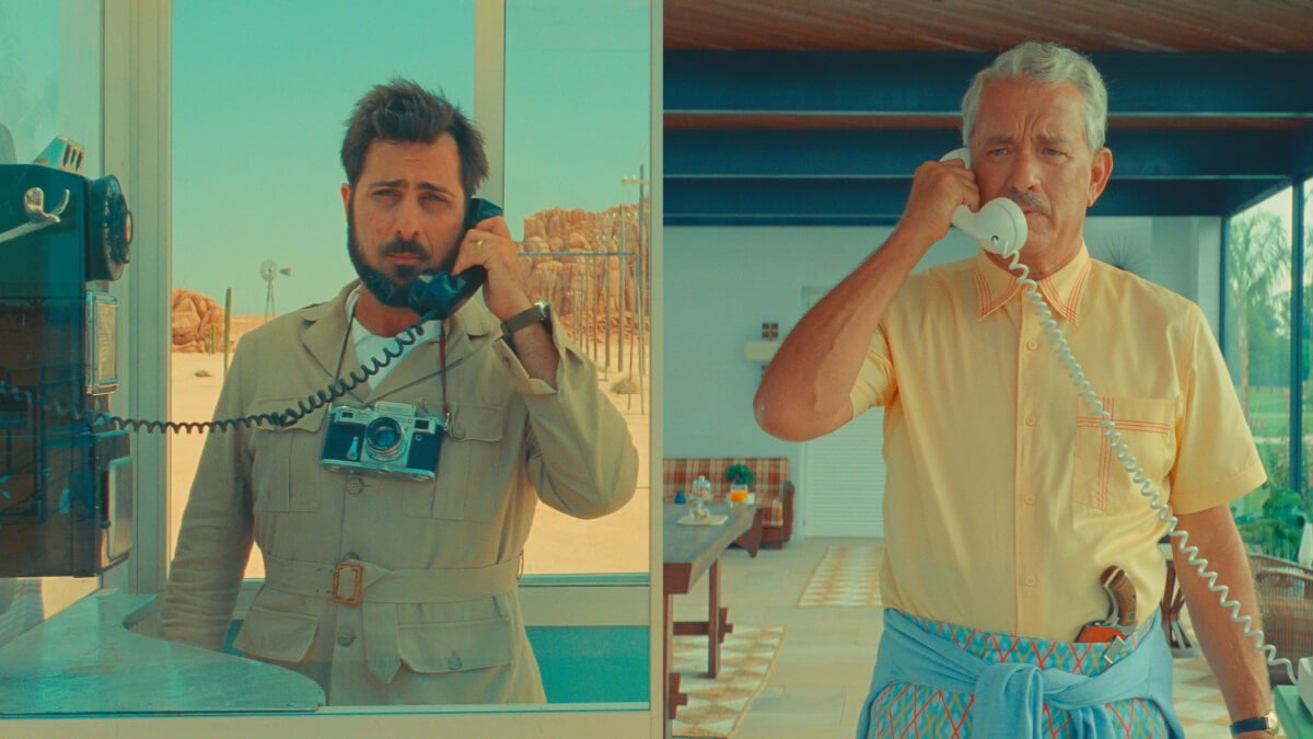 Jason Schwartzman et Tom Hanks en pleine discussion téléphonique dans le film "Asteroid city" (2023) de Wes Anderson.