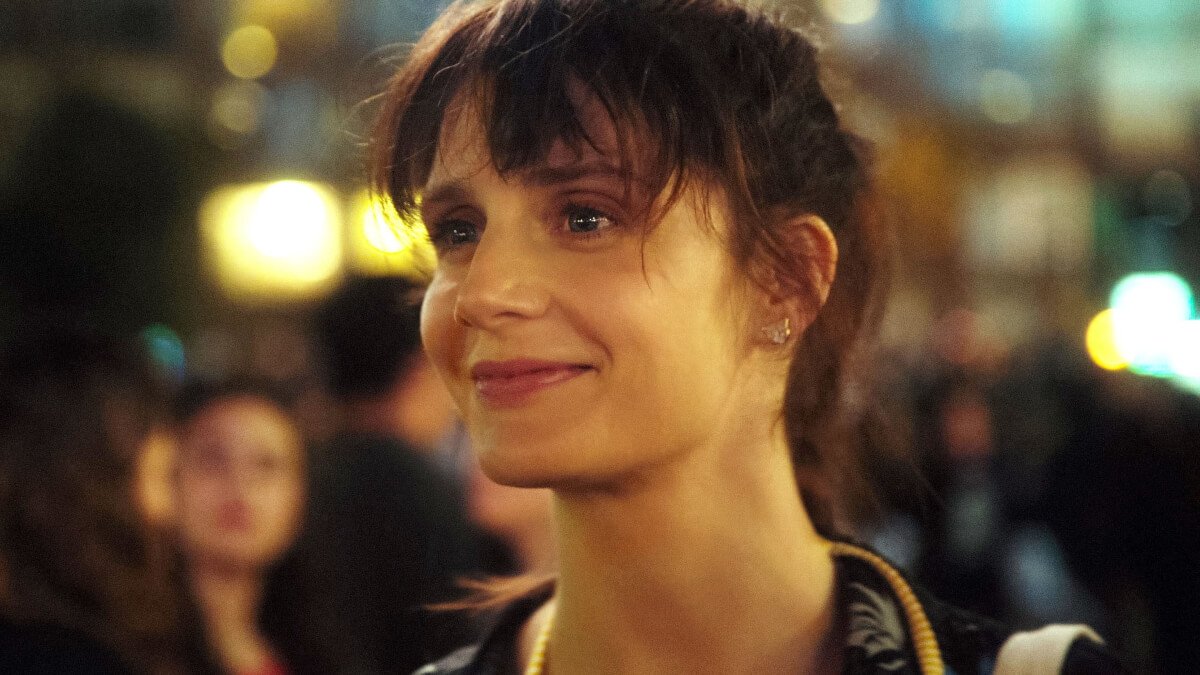 Judith Chemla sourire aux lèvres dans le film "A cœur battant" (2020) de Keren Ben Rafael.