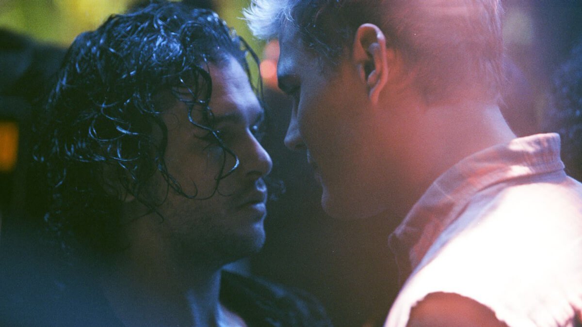 Kit Harington et Chris Zylka dans une scène intense et suspendu d'un baiser, dans le film "Ma vie avec John F. Donovan" (2018) de Xavier Dolan.