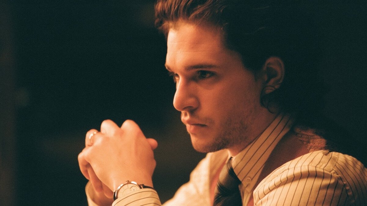 Kit Harington en pleine reflexion dans le film "Ma vie avec John F. Donovan" (2018) de Xavier Dolan.