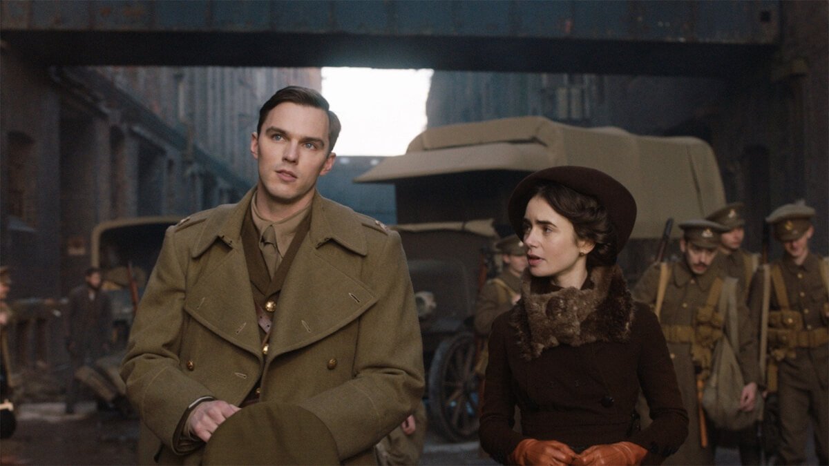 Nicholas Hoult et Lilly Collins dans une scène de dialogue pendant la première guerre mondiale dans le film "Tolkien" (2019) de Dome Karukoski.