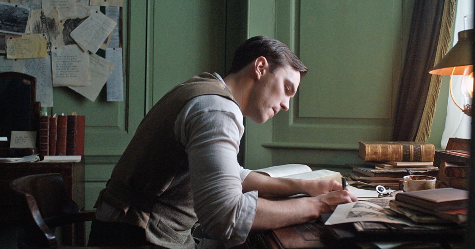 Nicholas Hoult dans le rôle de Tolkien, à son bureau, dans le film "Tolkien" (2019) de Dome Karukoski.