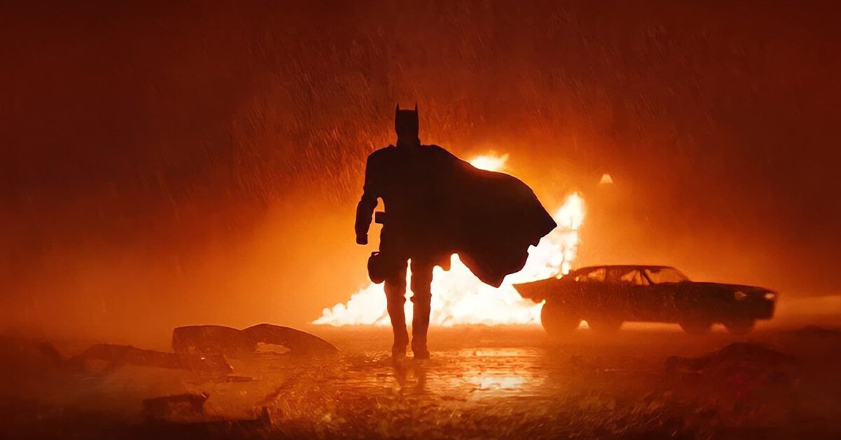 silouhette-pattinson-the-batman-reeves Silhouette de Batman interpréter par Robert Pattinson dans le film The Batman (2022) de Matt Reeves, scène de course poursuite.